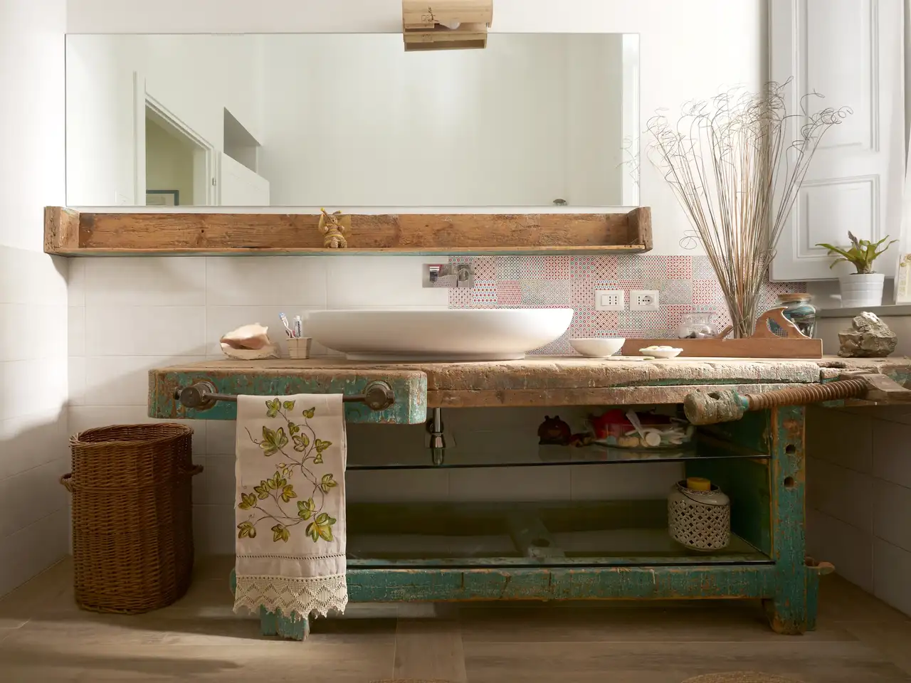 Grande lavabo integrato su un pannello di legno e dotato di un asciugamano floreale | Rivista VELUX