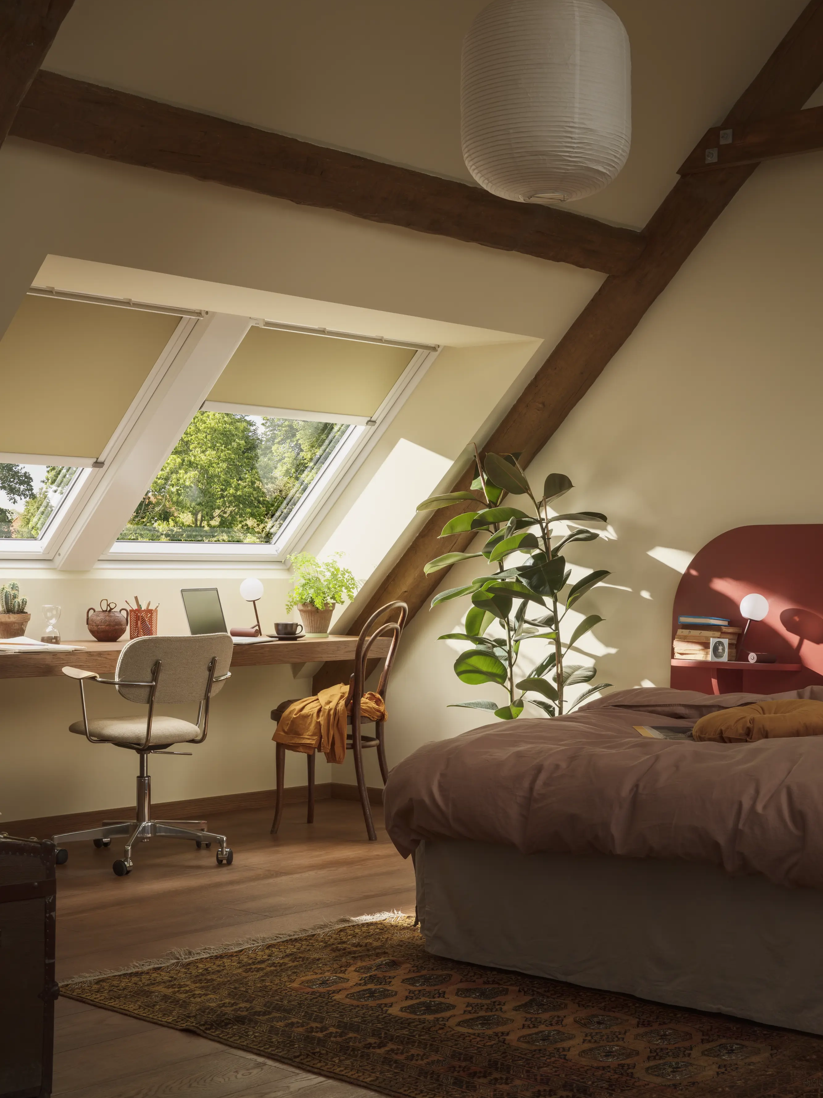 Chambre mansardée équipée de fenêtres de toit VELUX.