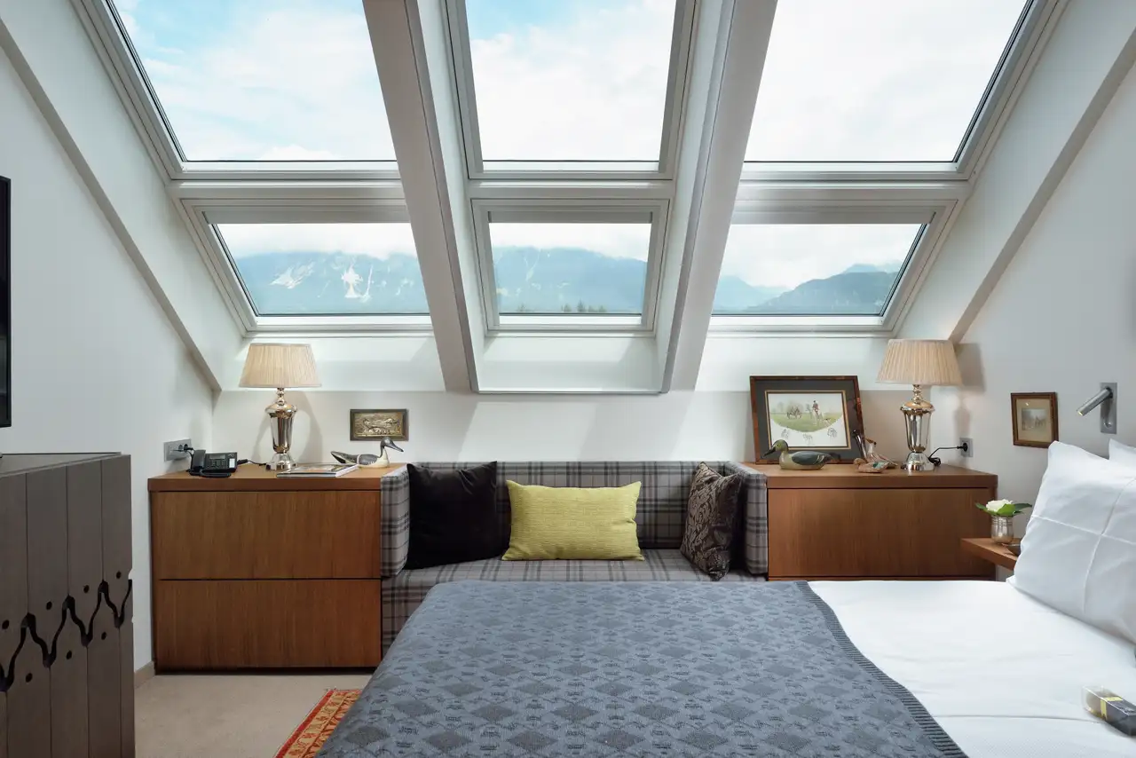 Chambre d’amis dans les combles avec trois fenêtres de toit | Magazine VELUX