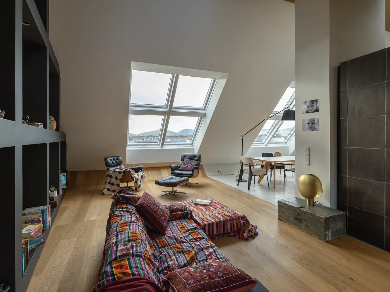Coin câlin sur canapé avec couvertures orientales | Magazine VELUX