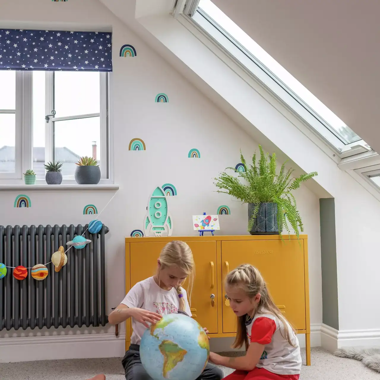 Kinderzimmer mit natürlichem Licht von VELUX Dachflächenfenster, bunter Dekoration und Lernaktivitäten.