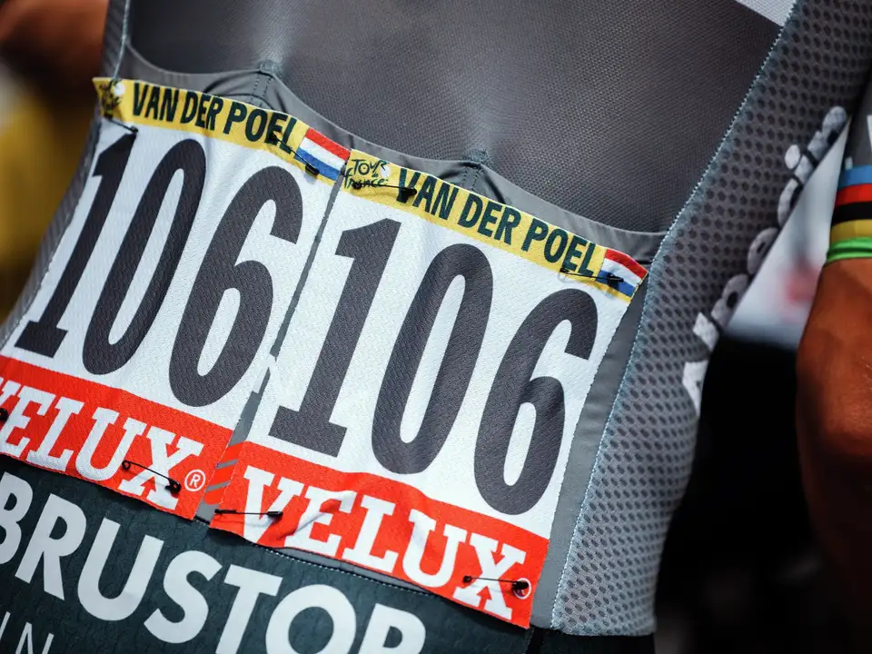 Detajl dirkaške številke 106 na dresu kolesarja z logotipi sponzorja VELUX.