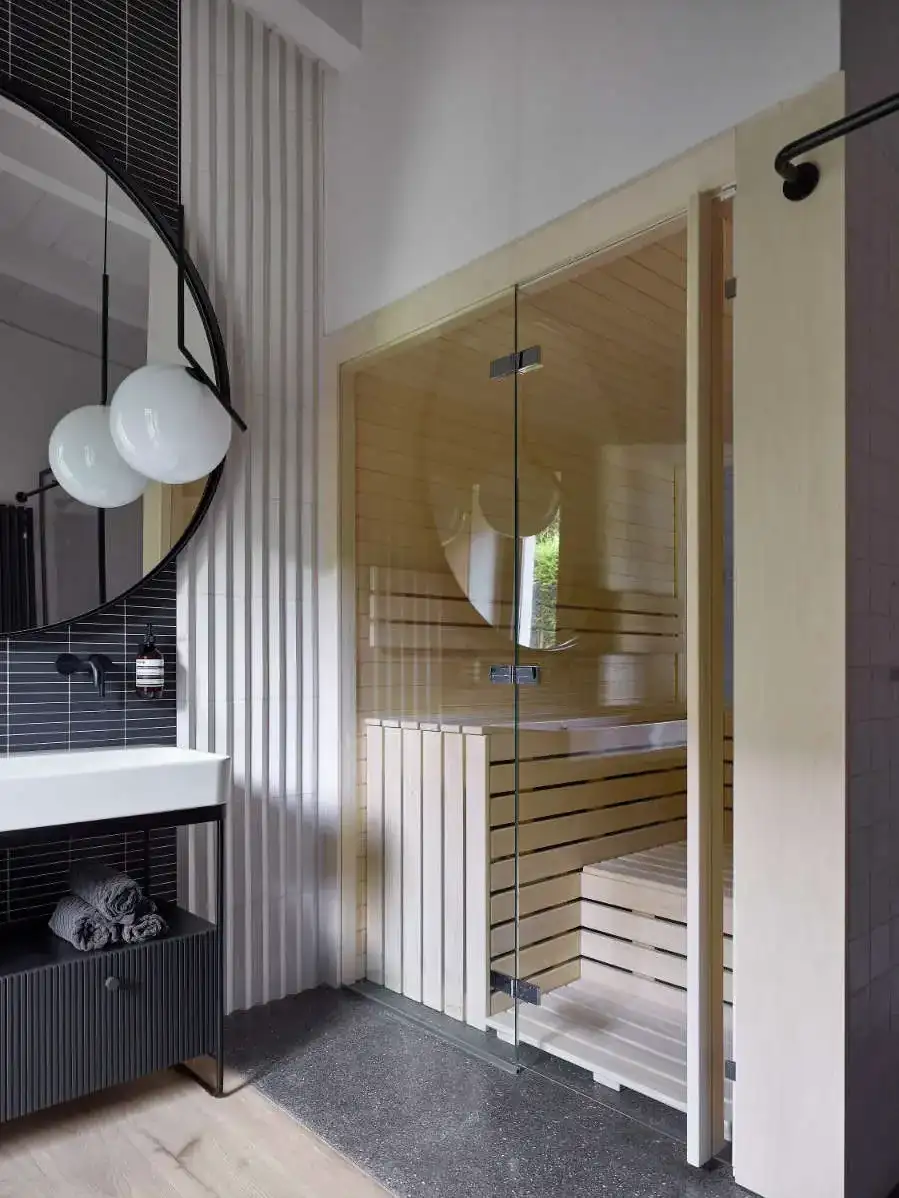 Piccola sauna con porta in vetro integrata nel bagno | Rivista VELUX