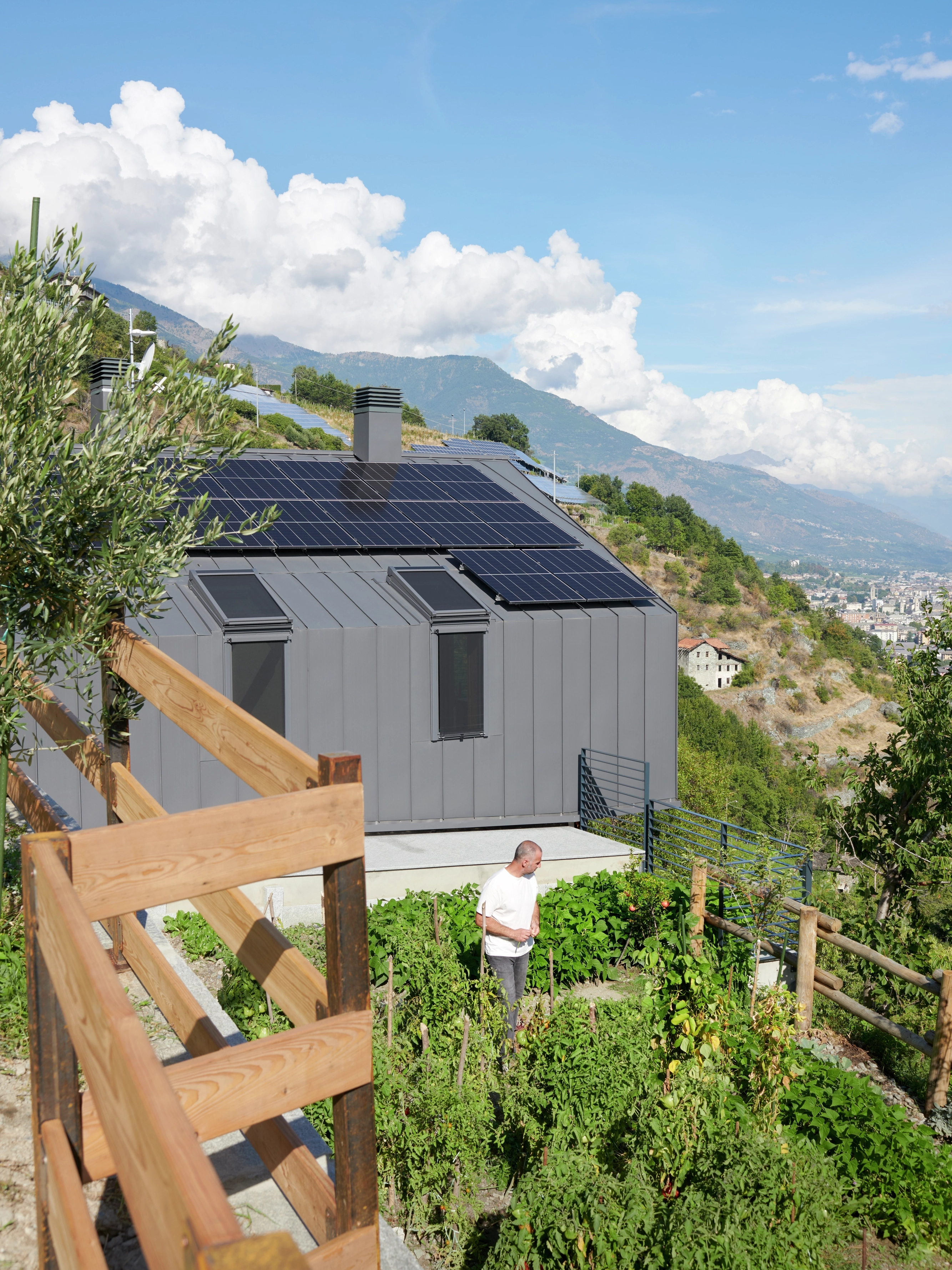 Casa ristrutturata ad Aosta con pannelli solari, giardino e finestre per tetti VELUX. 