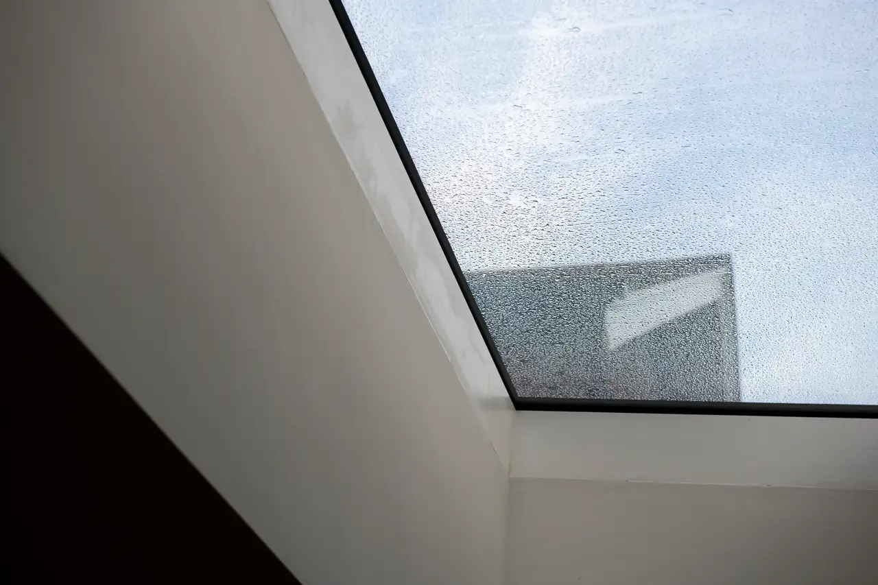 Humedad por condensación en el exterior del cristal de una ventana de tejado VELUX