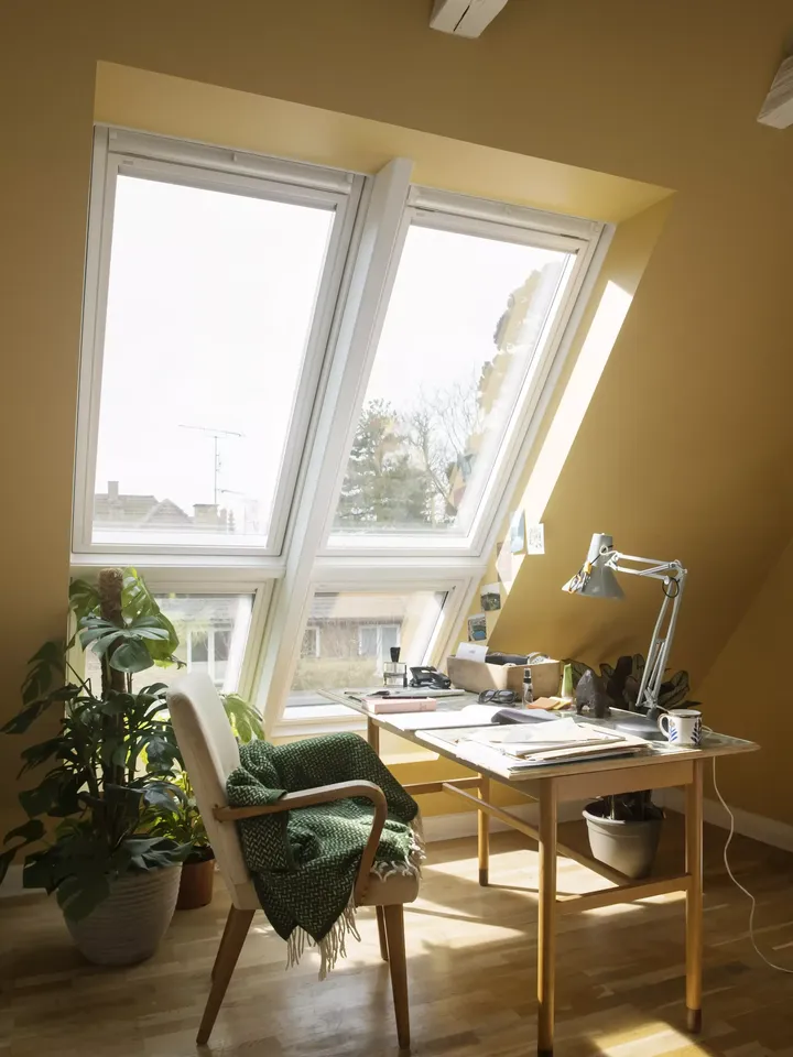 Gelbgestrichenes Arbeitszimmer mit Schreibtisch unter Dachschräge | VELUX Magazin
