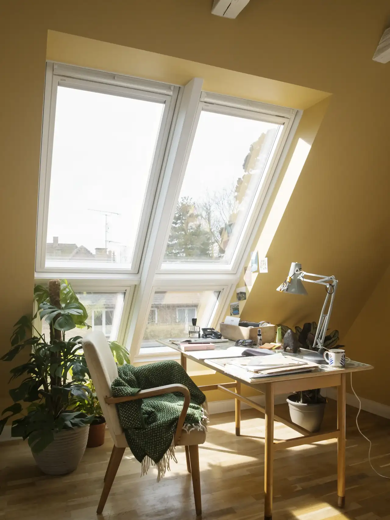 Studio luminoso con scrivania sotto i lucernari | Rivista VELUX