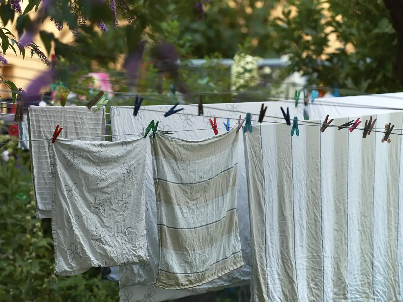 Biancheria da letto stesa in giardino | Rivista VELUX