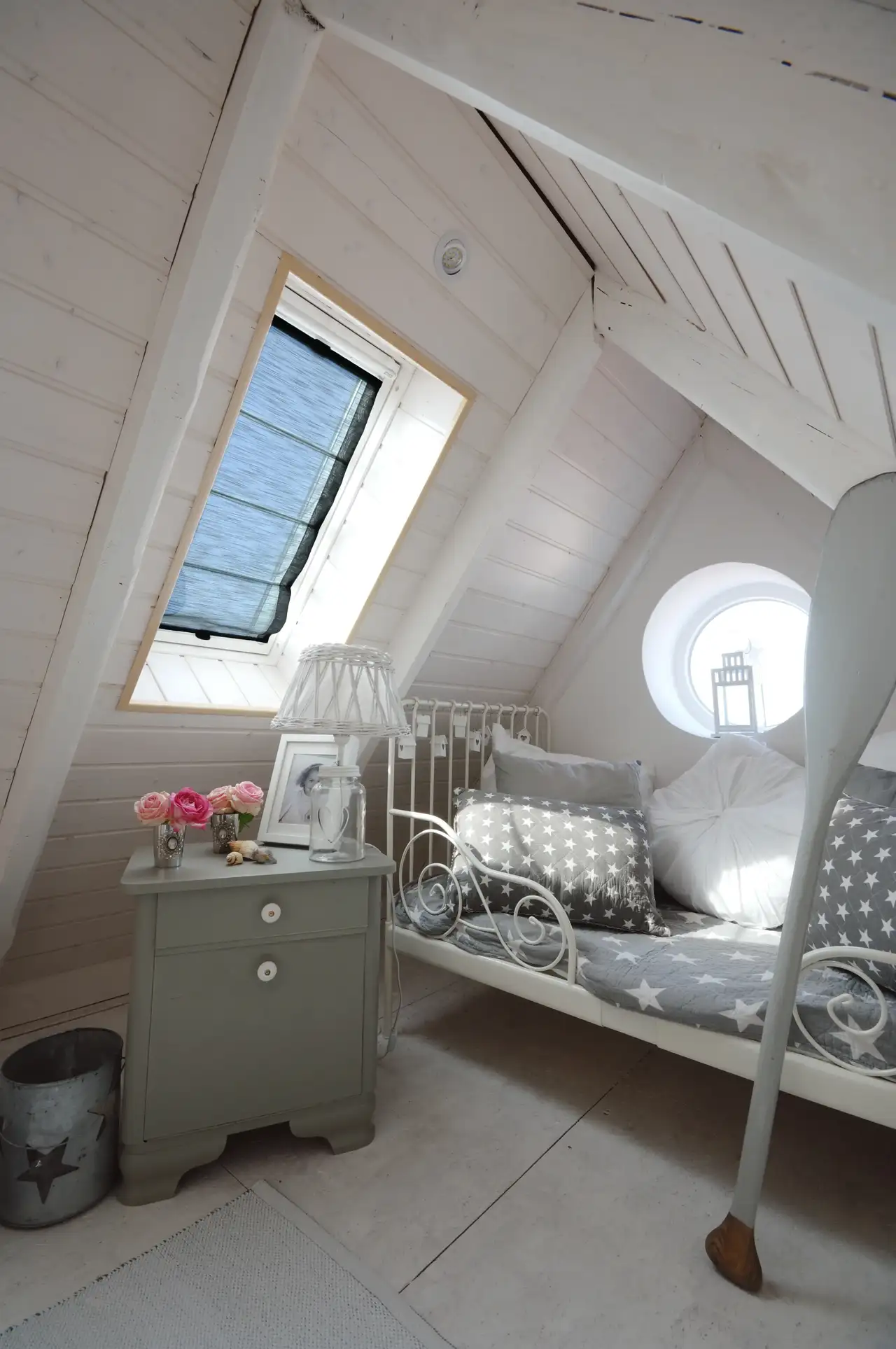 Weißes Himmelbett im ausgebauten Spitzboden mit Dachfenster | VELUX Magazin