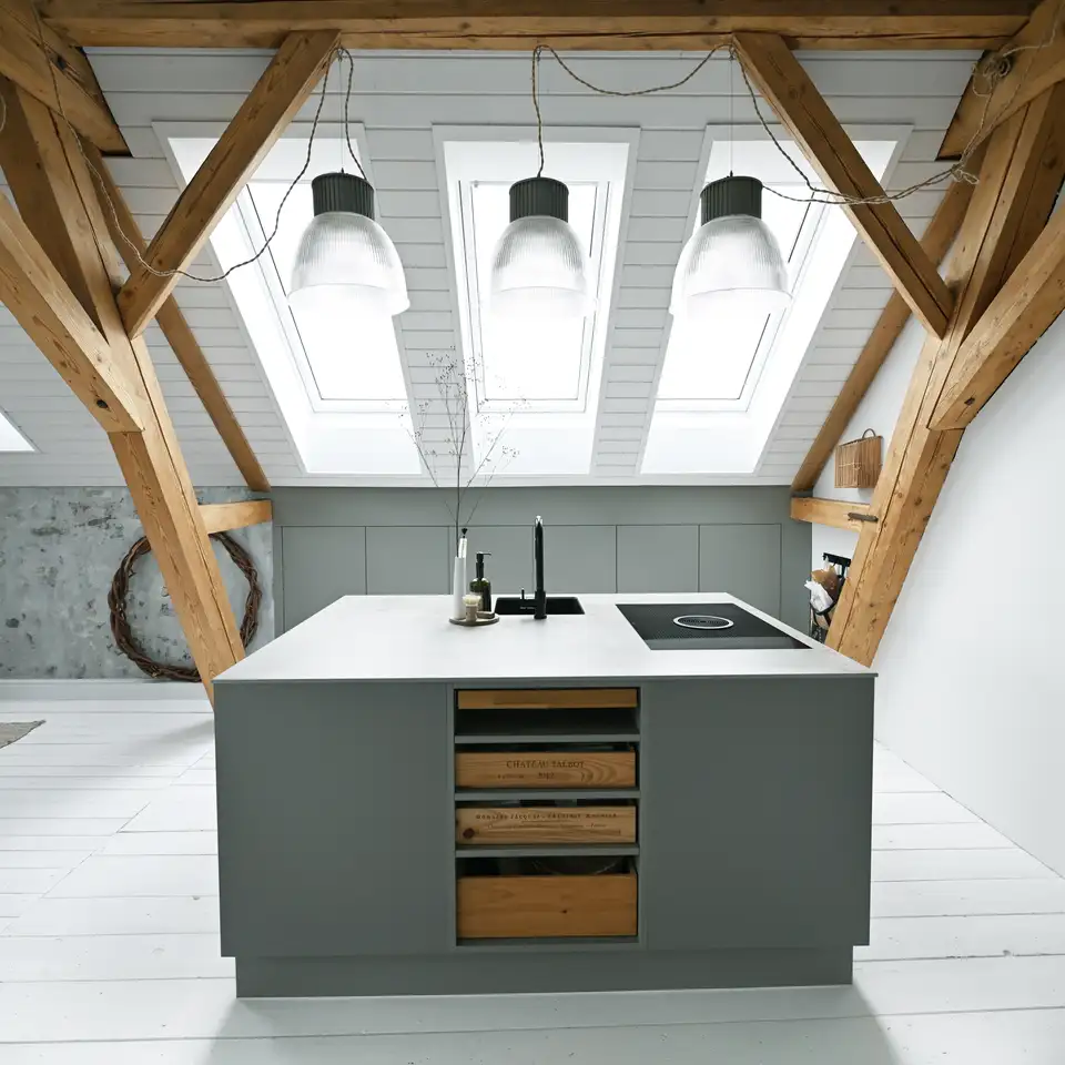 moderne industriële keuken met dakvenster