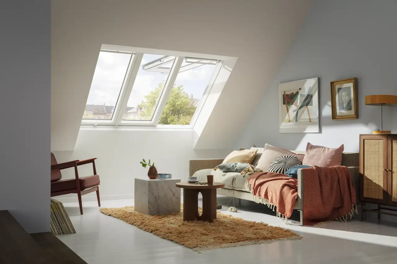 Camera da letto in mansarda con pareti verticali azzurro chiaro, falda interna bianca con Soluzione VELUX 3 in 1 