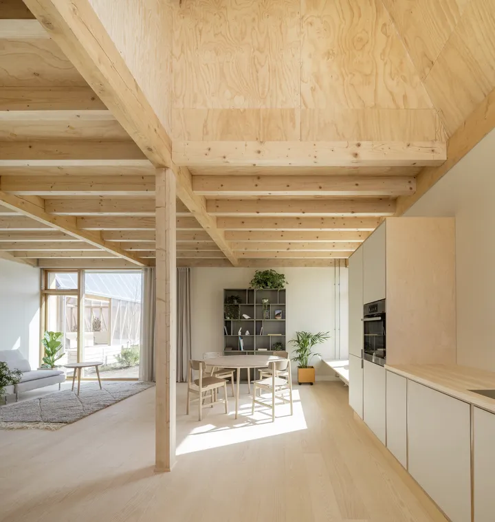 Helle, moderne Küche mit natürlichen Holzoberflächen und VELUX Dachflächenfenster.