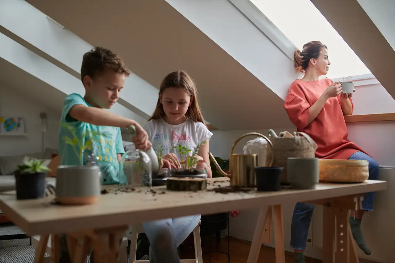 Due bambini creano un giardino di bottiglie | Rivista VELUX