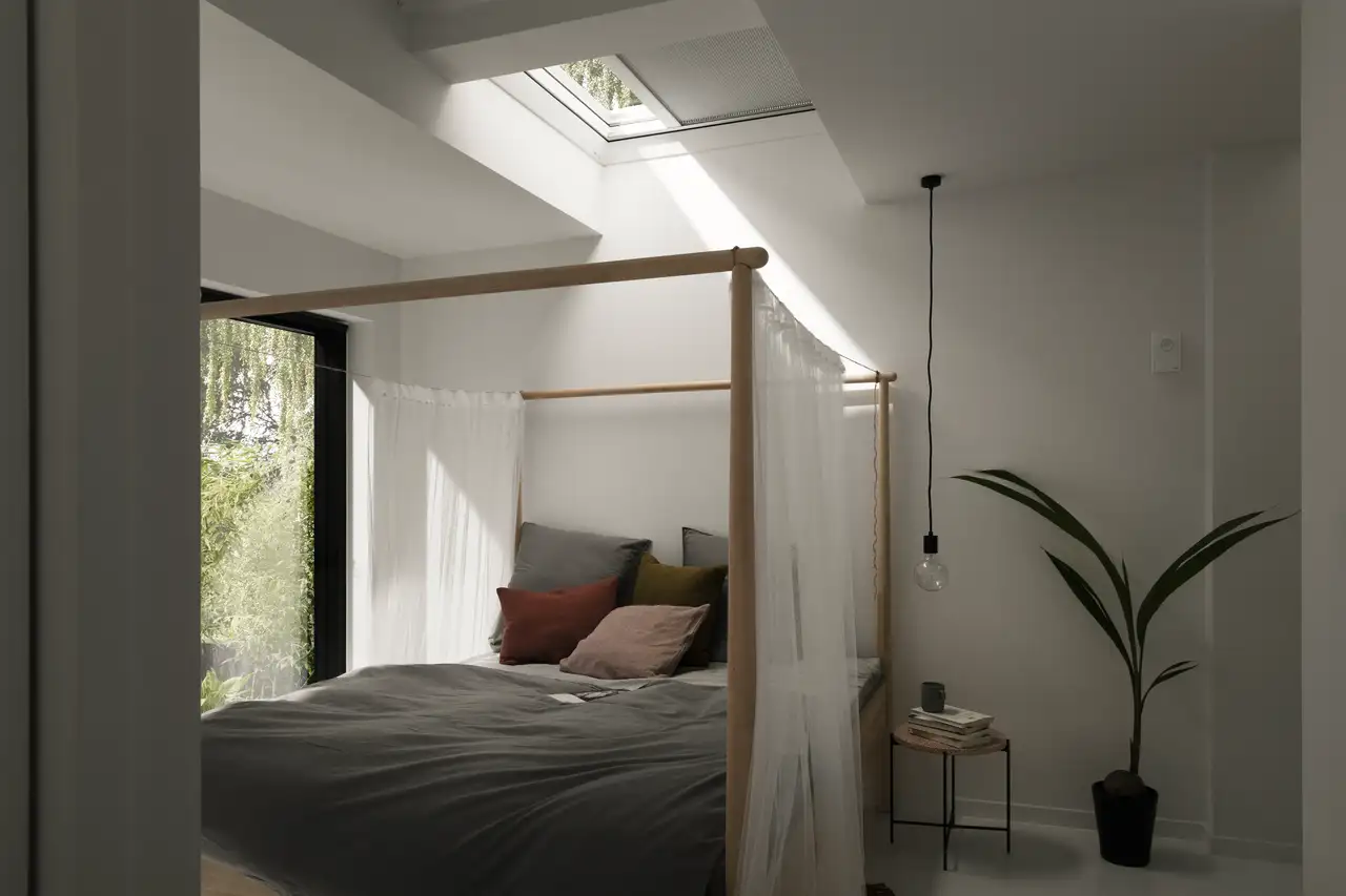 Schlafzimmer im Japandi-Stil mit Himmelbett unter Flachdachfenster | VELUX Magazin