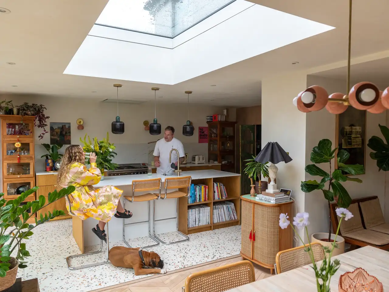 VELUX çatı penceresi açık mutfağı aydınlatıyor 