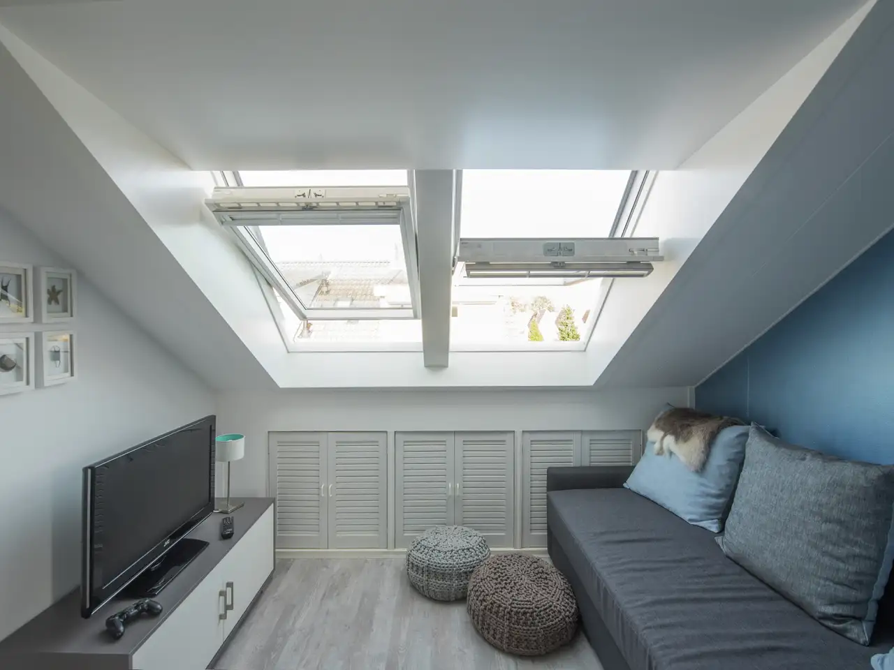 Armoire de pavillon harmonieusement intégrée sous deux fenêtres de toit | Magazine VELUX