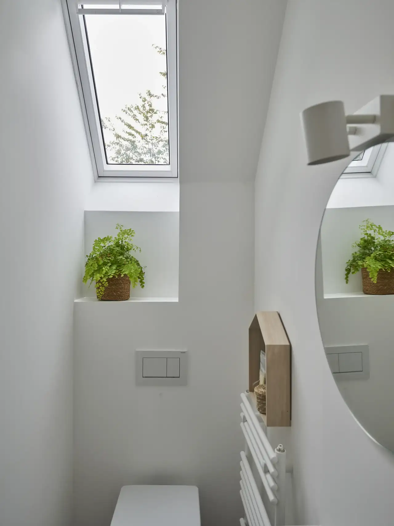 Kleines Dachfenster bringt Licht ins schmale Badezimmer | VELUX Magazin