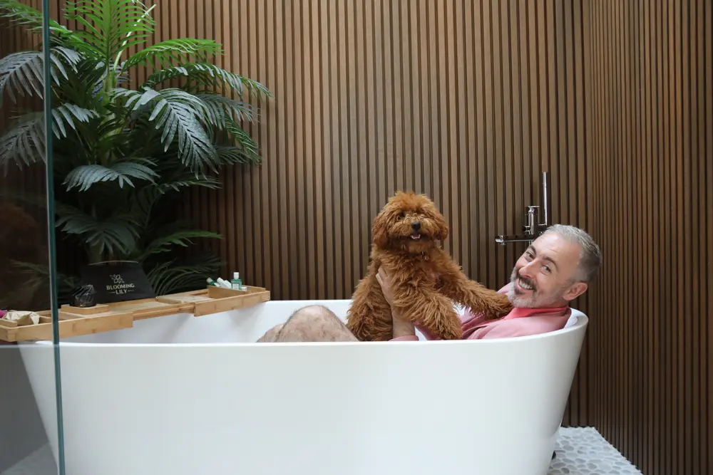 Alan Cumming smiling in bathtub