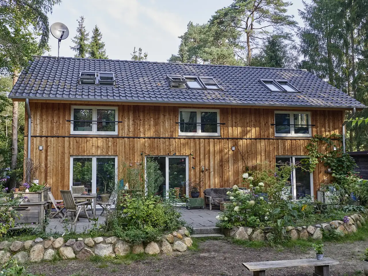Holzhaus im skandinavischen Stil mit blauem Satteldach | VELUX Magazin