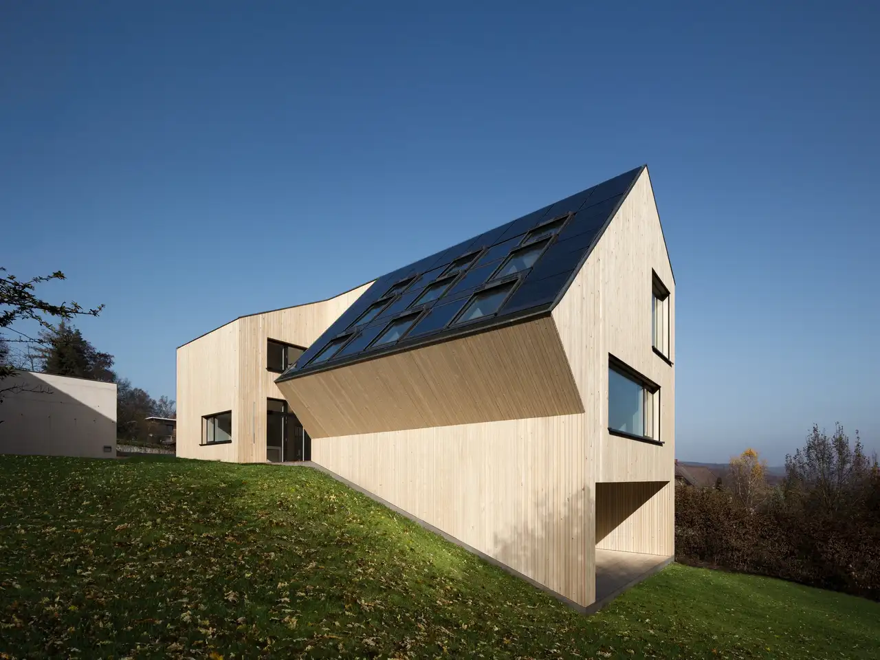 Moderna Sunlighthouse VELUX con tante finestre per tetti | Rivista VELUX