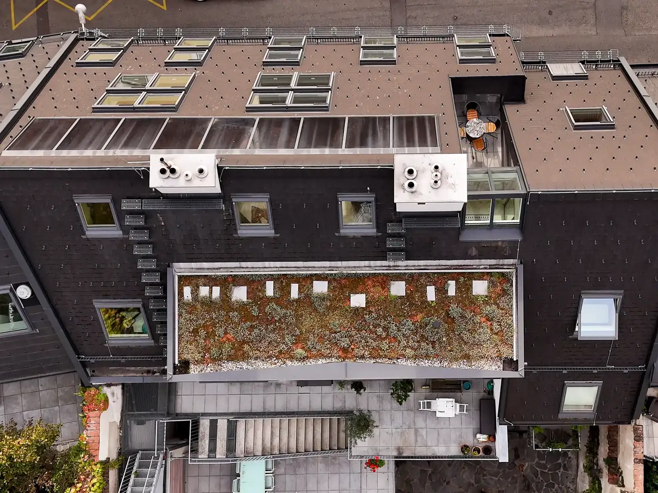 Kleiner Dachgarten inmitten von Grossstadthäusern | VELUX Magazin