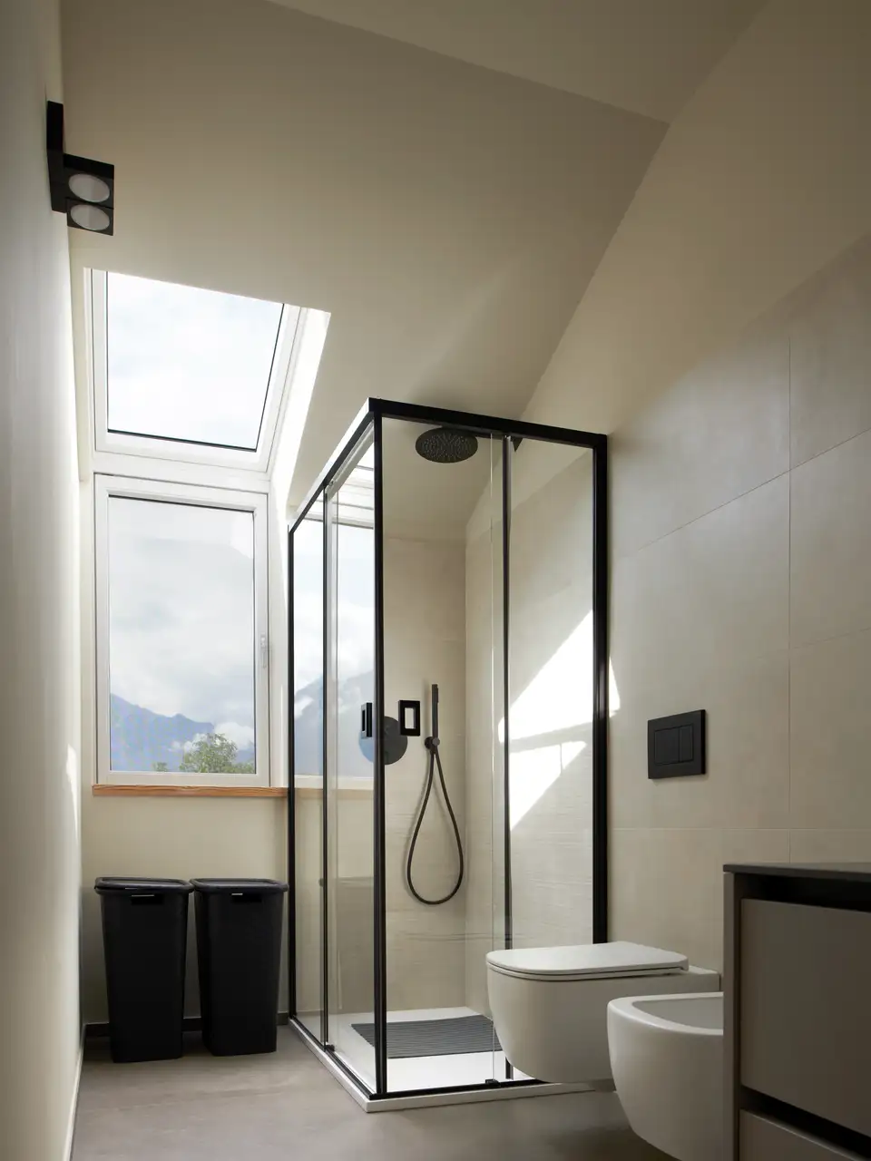 Badkamer met schuin plafond en VELUX dakraam, moderne douche en toilet.