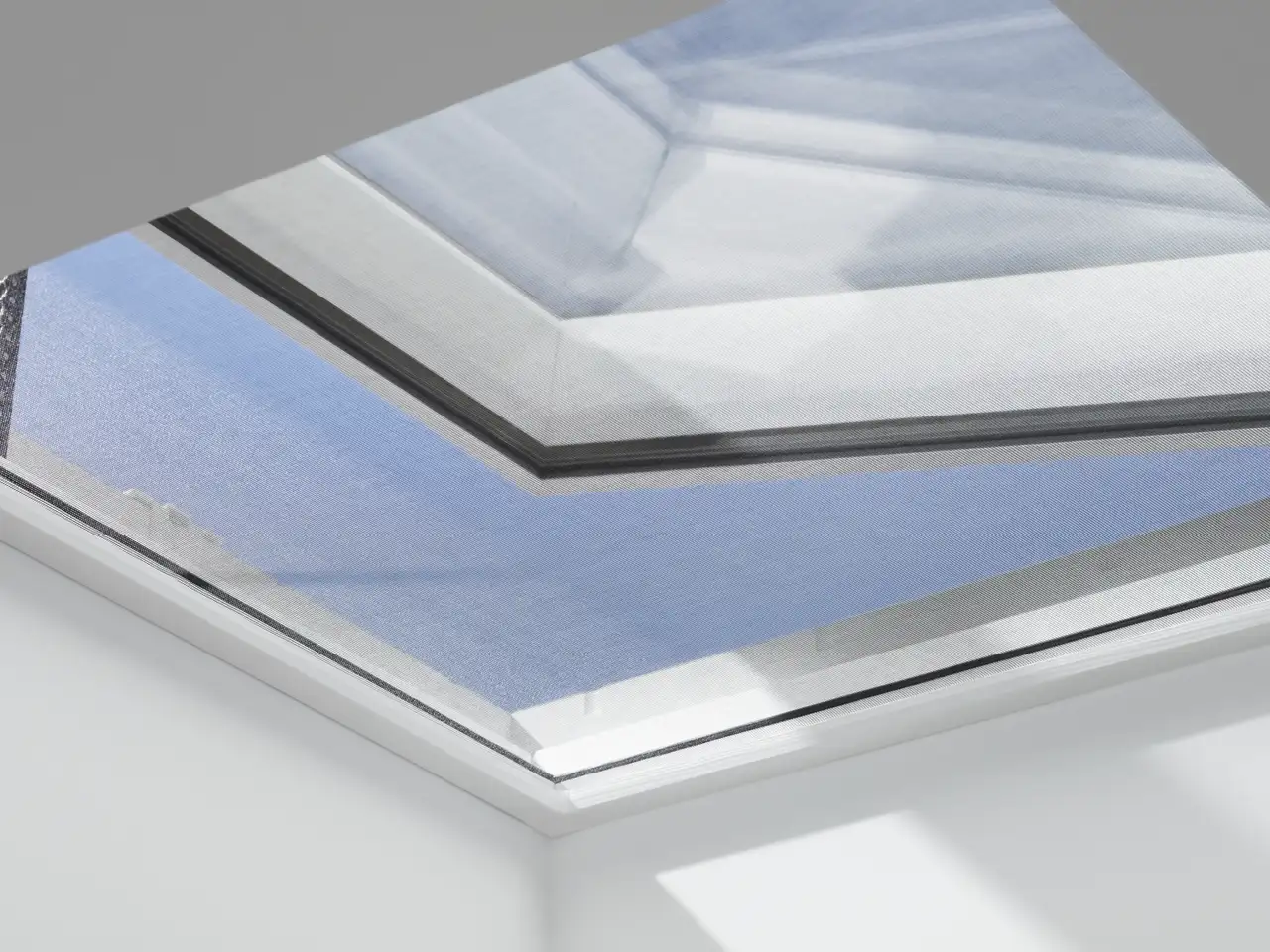 VELUX dakvenster voor platte daken: geopend voor de ventilatie, beschermd door een muggengaas