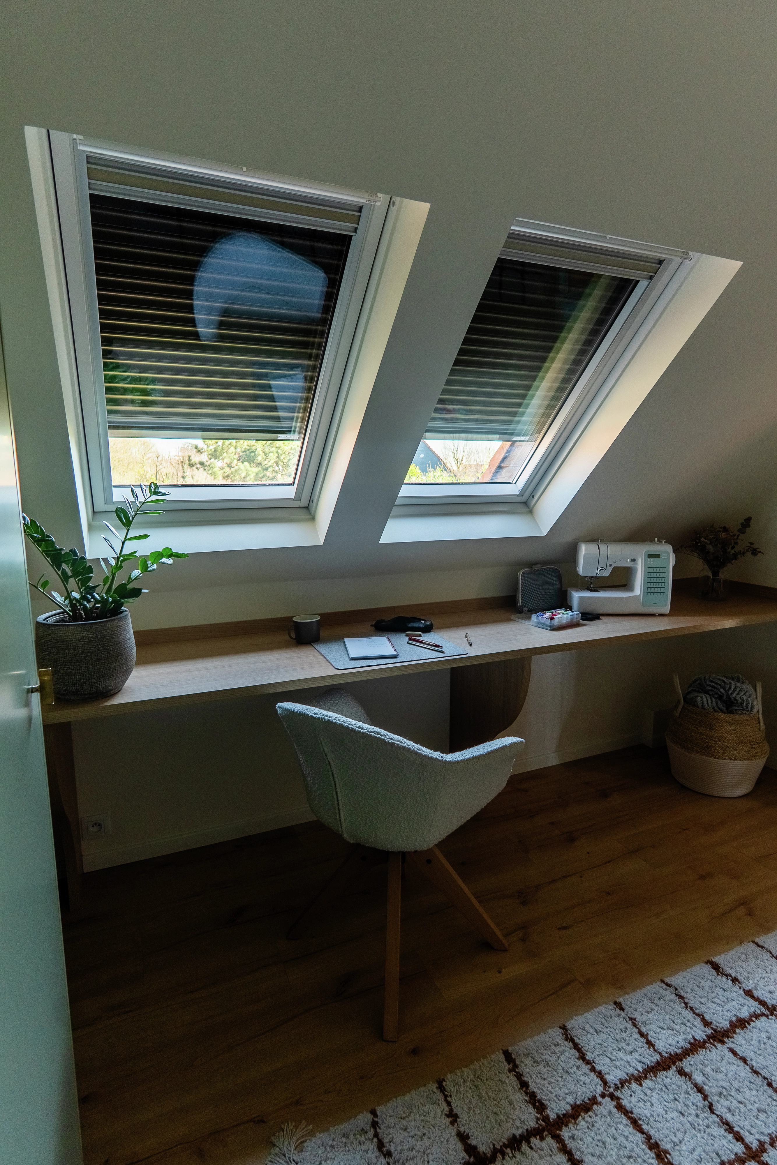 Chambre plongée dans la pénombre grâce aux volets roulants VELUX fermés