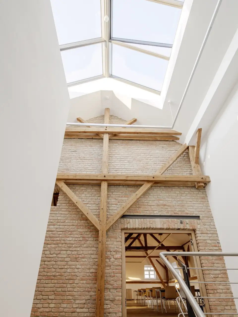 escalier donnant sur un palier avec mur en briques