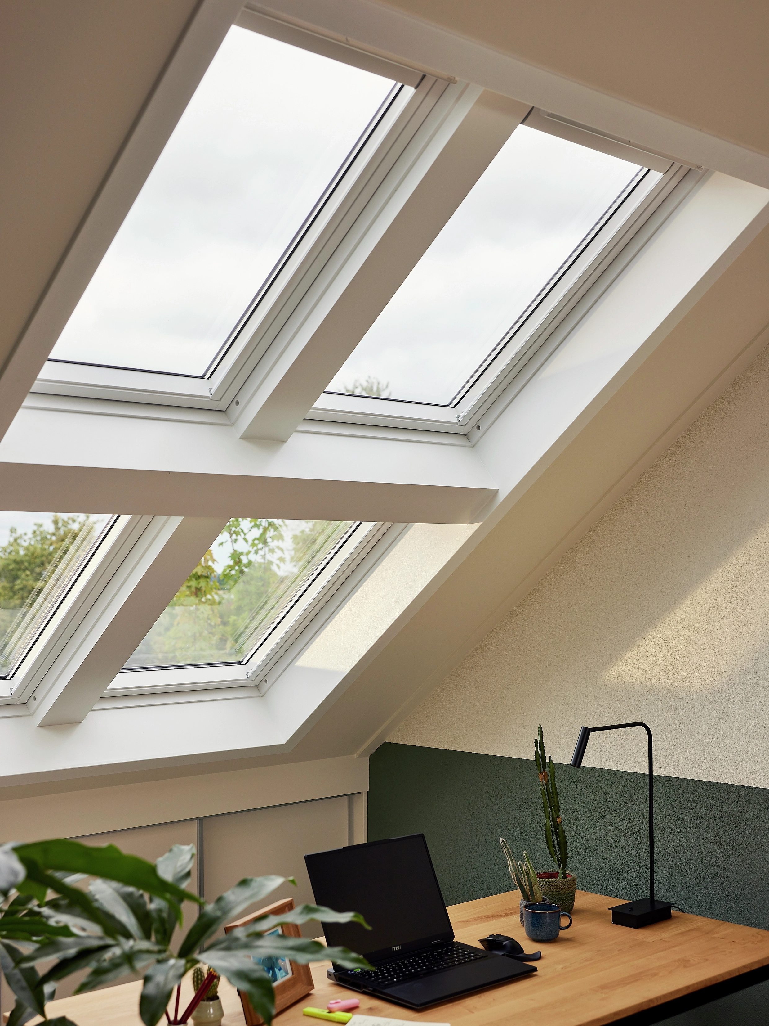 Close-up van de Quattro VELUX dakraamcombinatie die daglicht   binnenbrengt. 