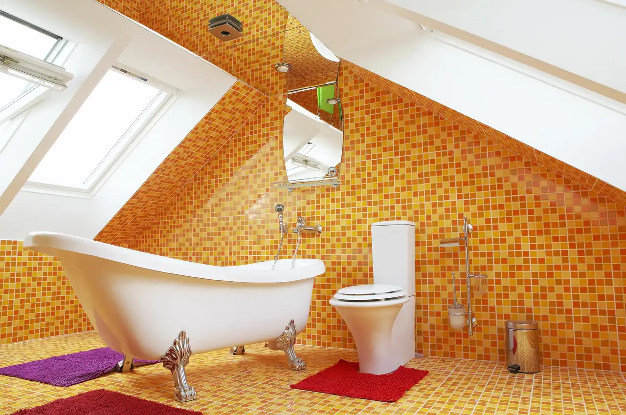 Retro-Badezimmer in Orange mit freistehender Badewanne | VELUX Magazin