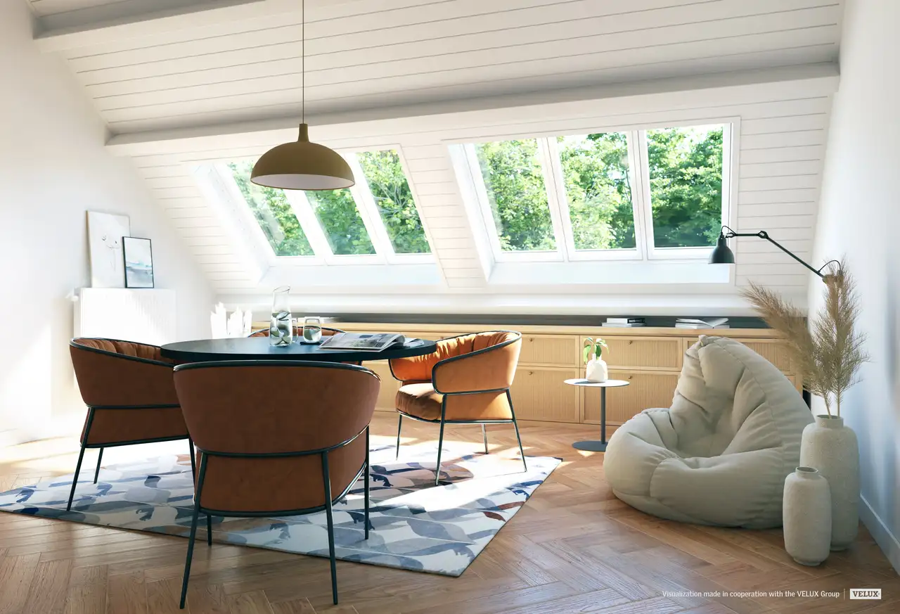 Salon-salle à manger sous un toit en pente avec fenêtres de toit et poutres apparentes