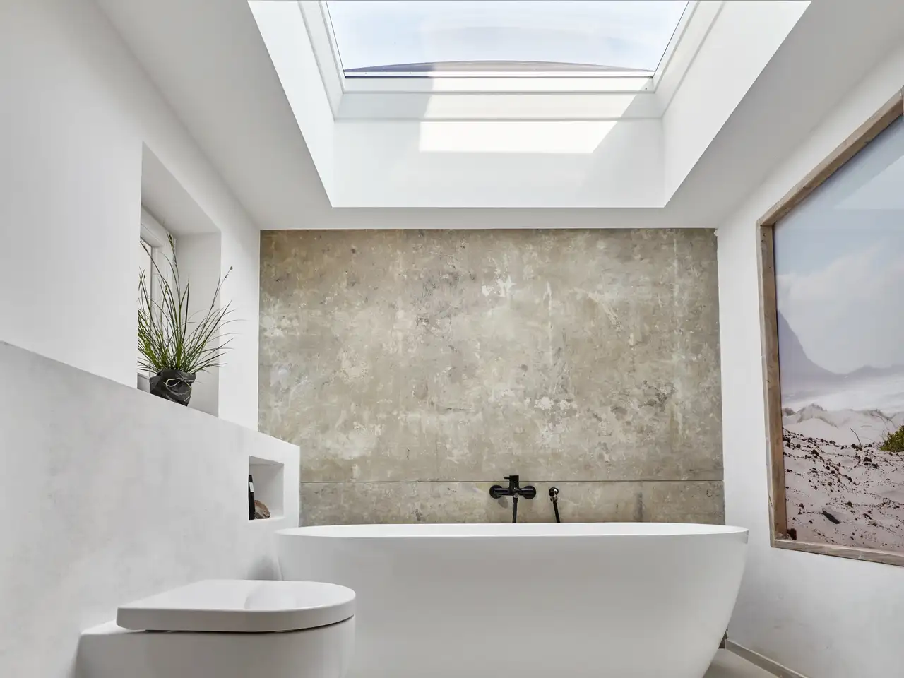 Freistehende Badewanne unter großem Flachdach-Fenster | VELUX Magazin