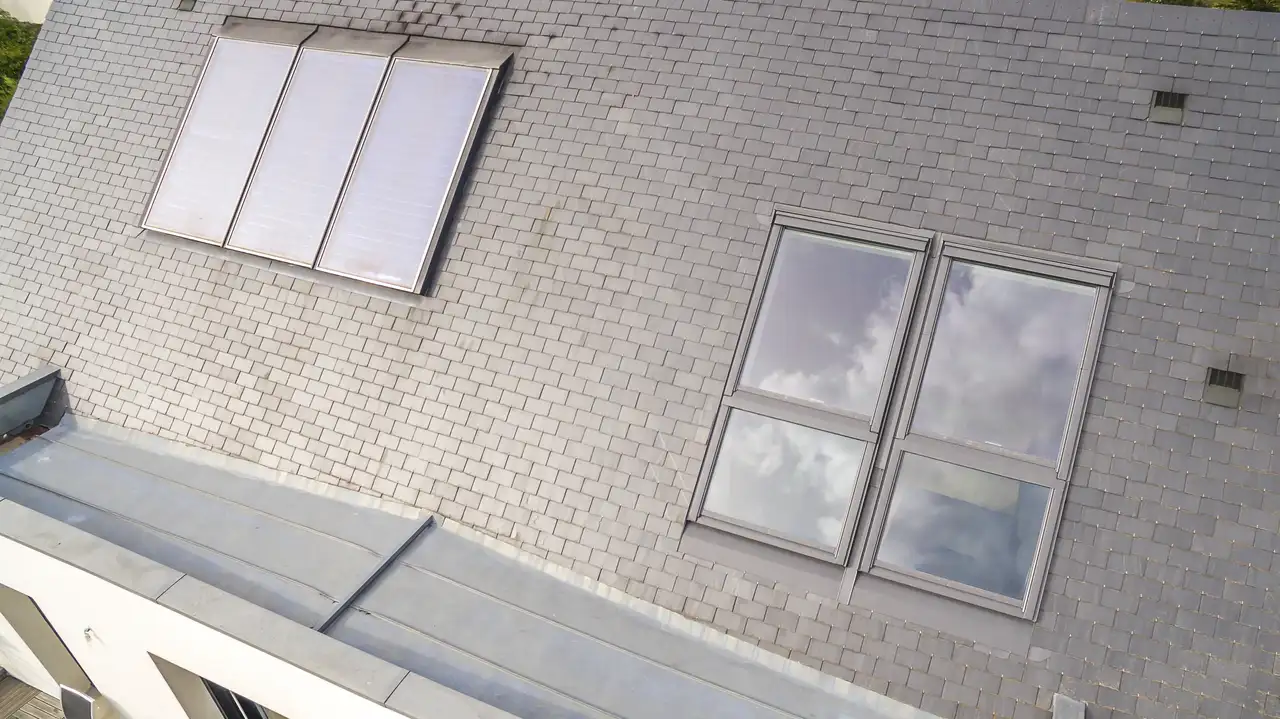 Tetto spiovente con finestre per tetti VELUX 3in1 e finestra balcone