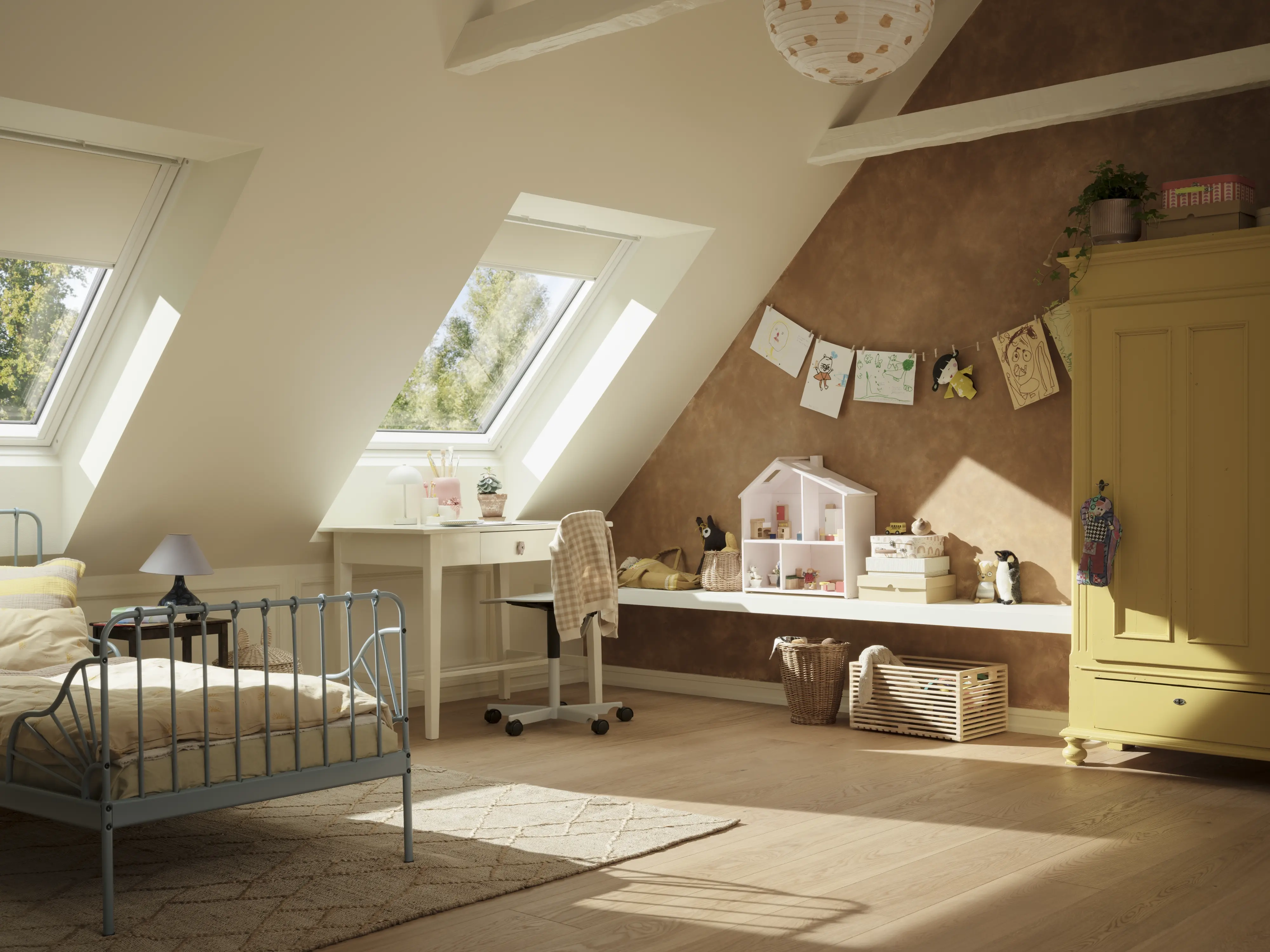 Chambre d'enfant mansardée avec plafond en pente, fenêtres de toit VELUX et stores, baignée de lumière naturelle.