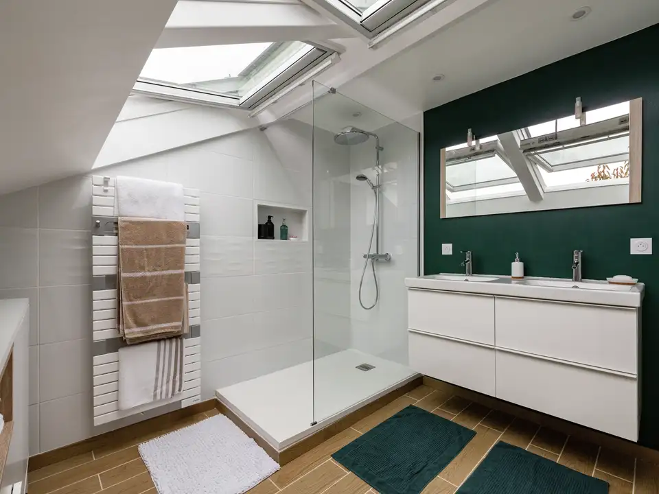 Salle de bain éclairée par des fenêtres de toit modernes VELUX 