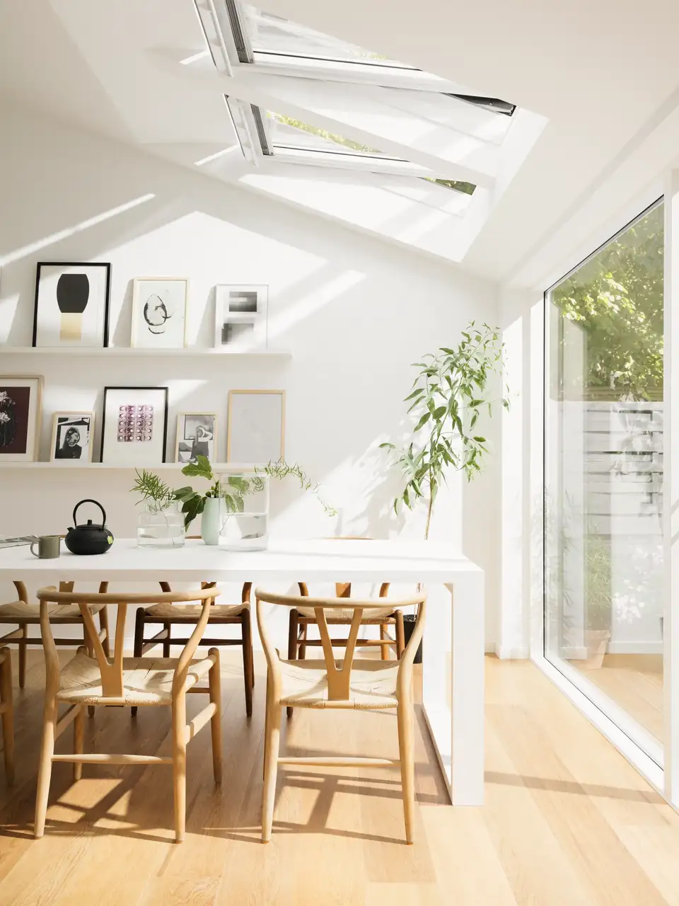 "Inspiration pour une extension de maison – Extension moderne avec portes vitrées révélant une salle à manger à l’intérieur."