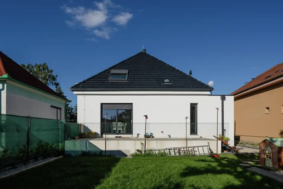 Maison avec toit à quatre pans (toit pavillon) équipé de fenêtres de toit