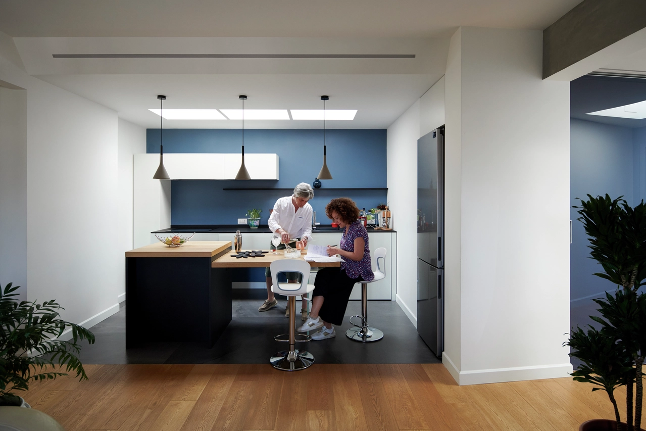 La trasformazione di un vecchio appartamento in attico moderno e luminoso