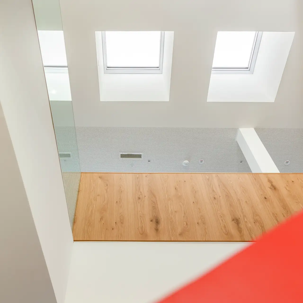 Interni moderni con tetto piano e tre finestre per tetti piani VELUX.