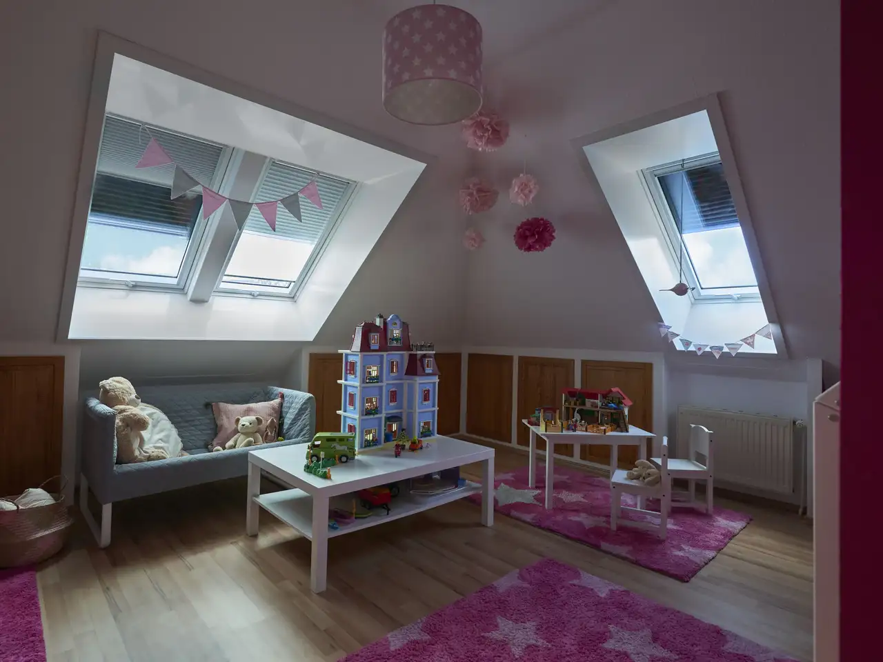 Chambre d’enfants aménagée sous les combles avec fenêtres de toit et volets roulants extérieurs VELUX