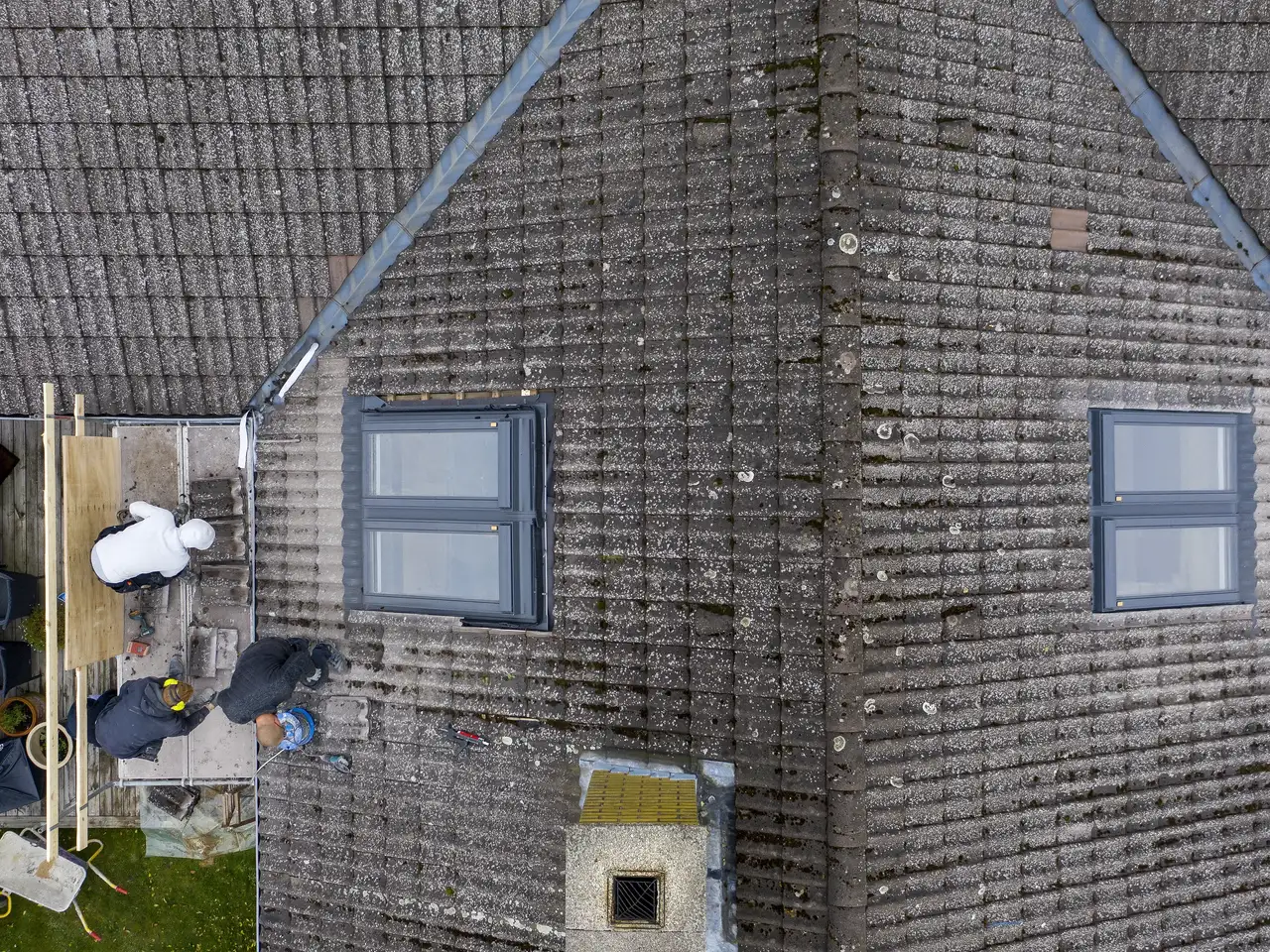 vue aérienne d'un toit en tuiles équipée de deux verrières 2en1 VELUX
