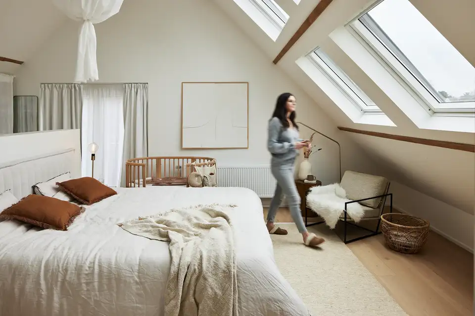 Slaapkamer in neutrale tinten op zolder.