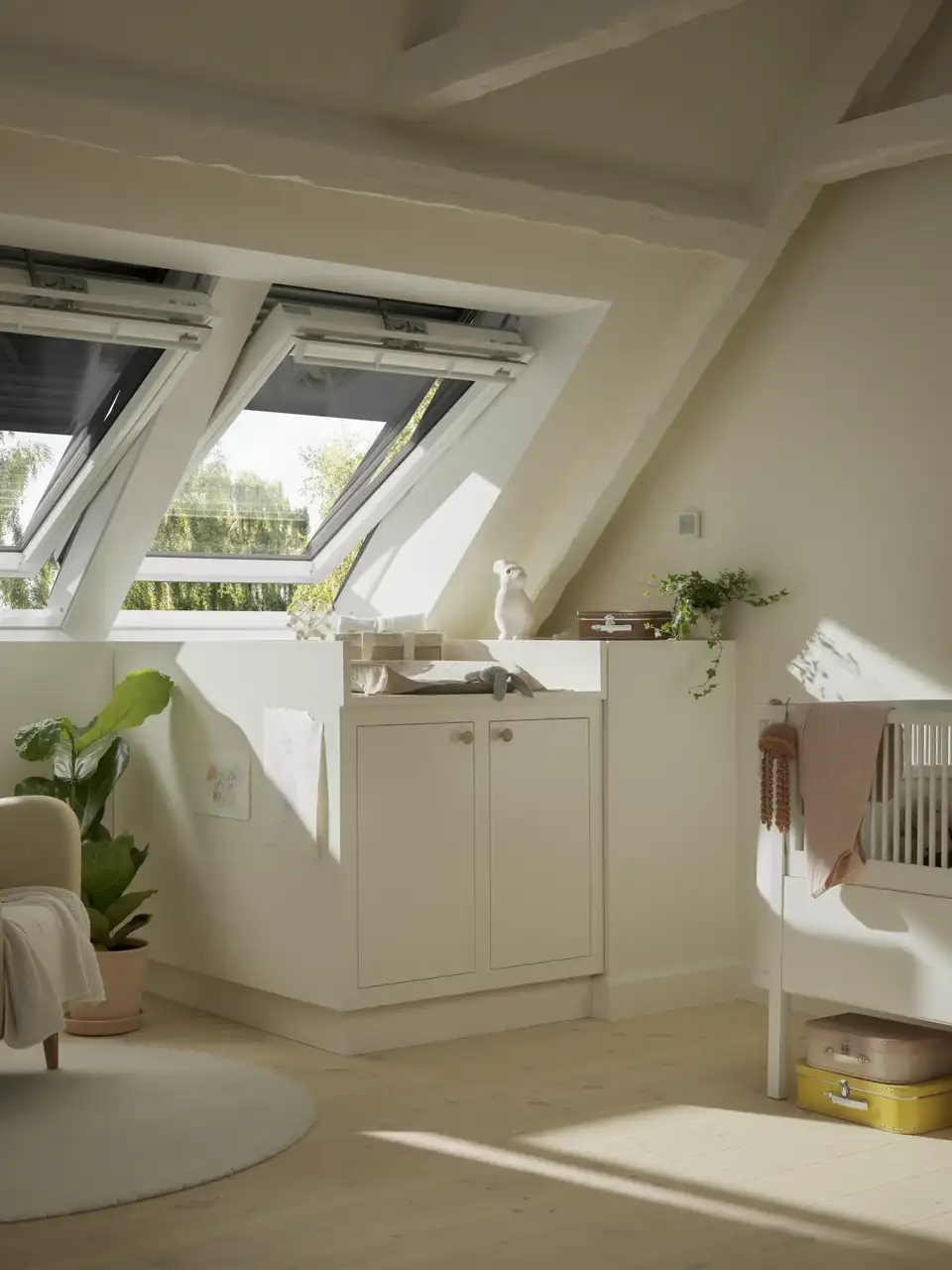 Zolderruimte uitgerust met VELUX dakvensters en rolluiken om zich te beschermen tegen de hitte
