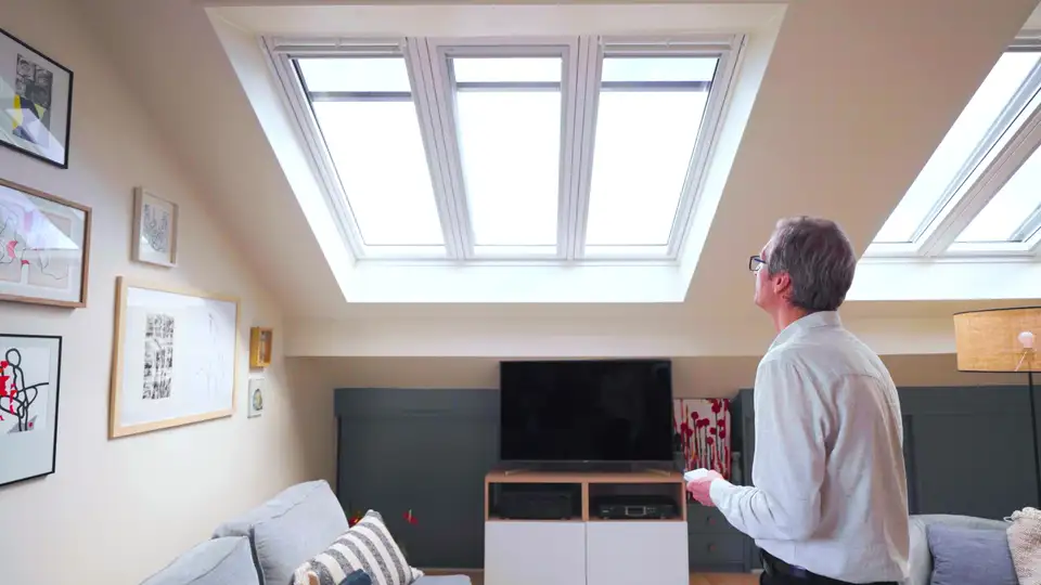 Salon mansardé avec meuble de rangement sous deux verrières 3en1 VELUX