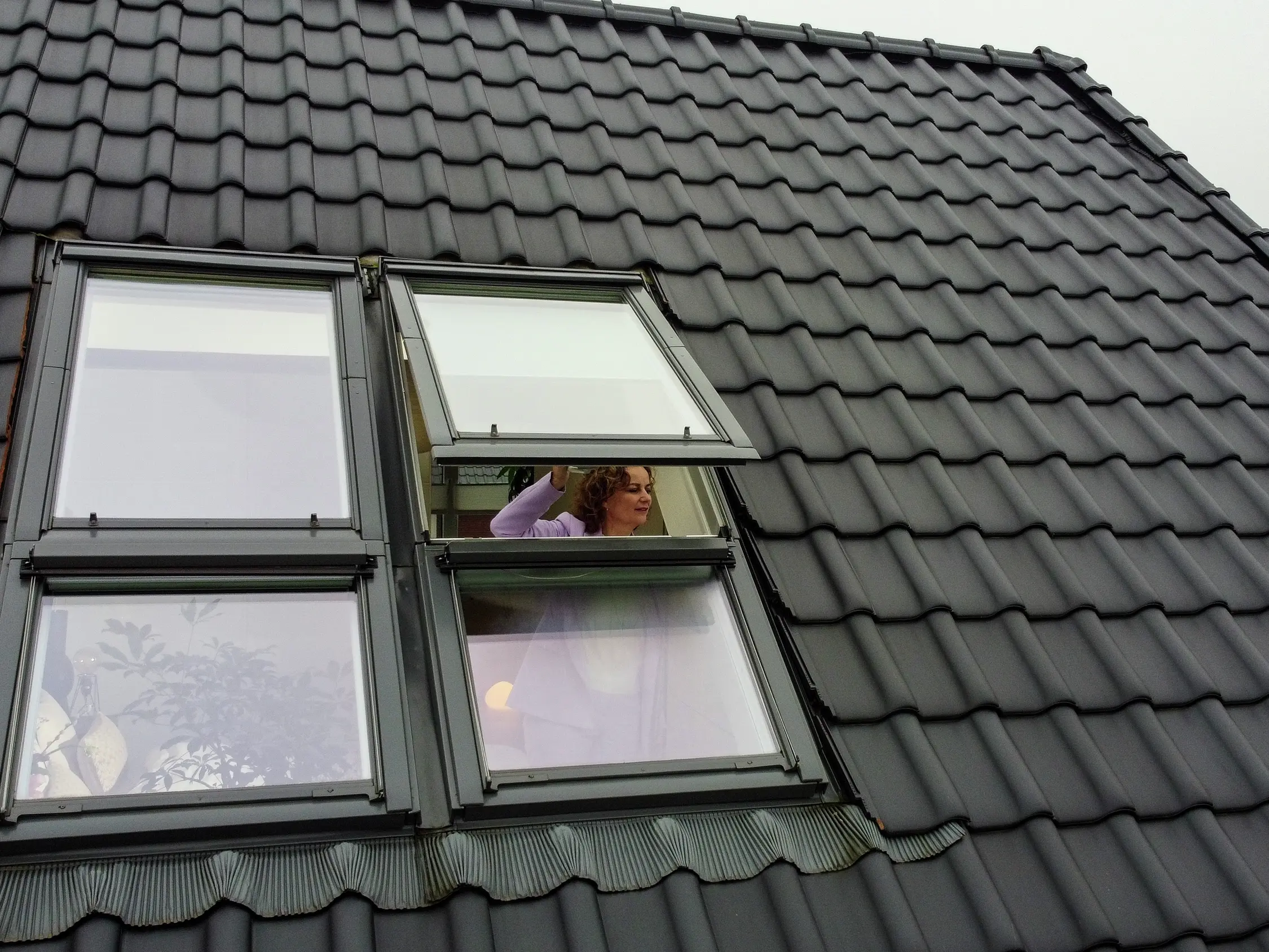 Détail de l'ouverture de la fenêtre de toit VELUX.