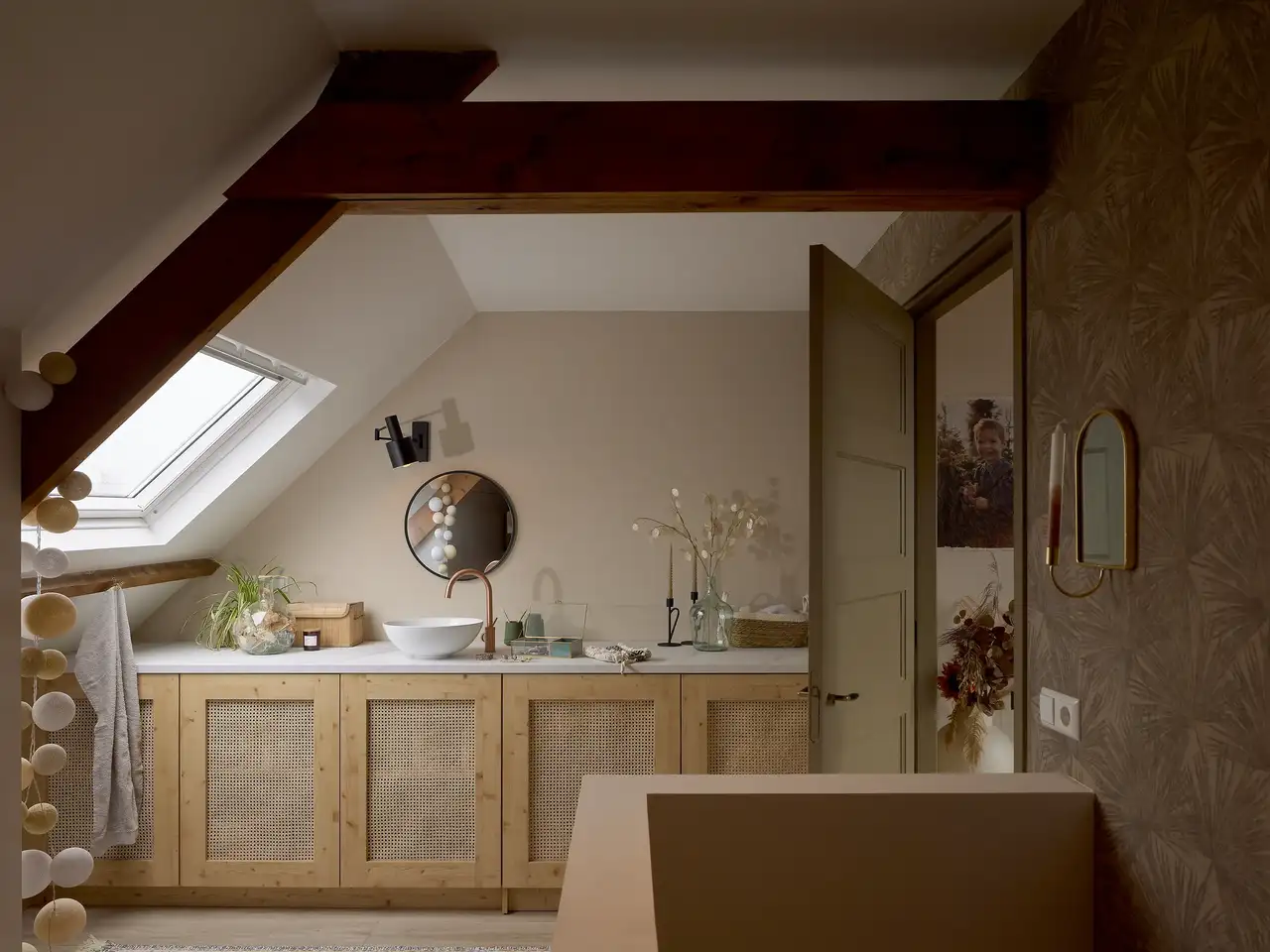 Seitlich zur Dachschräge eingebauter Waschtisch im Badezimmer mit Naturmaterialien | VELUX Magazin