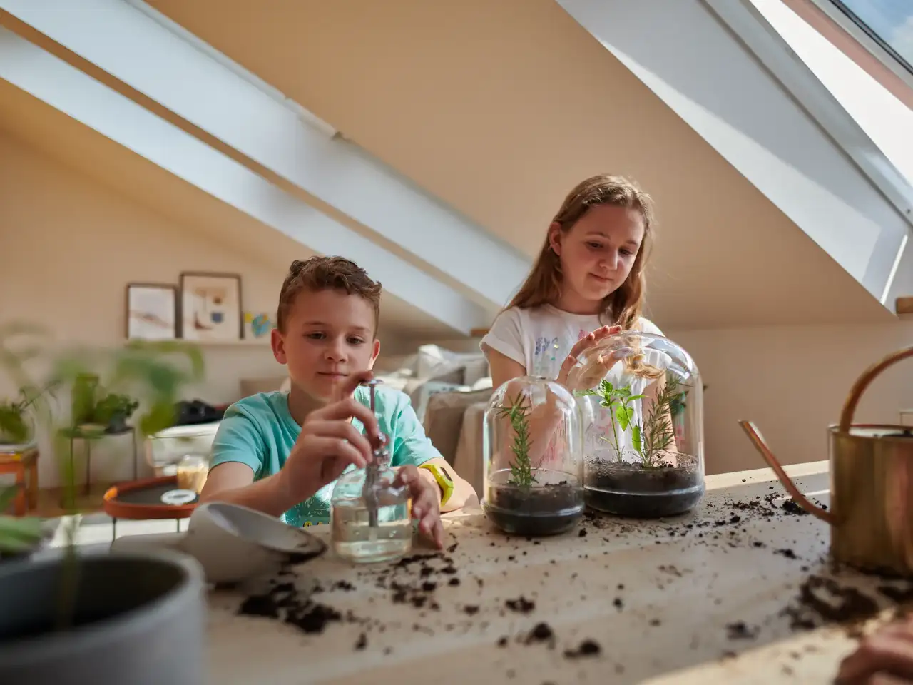 Due bambini creano un giardino di bottiglie in cupole di vetro | Rivista VELUX