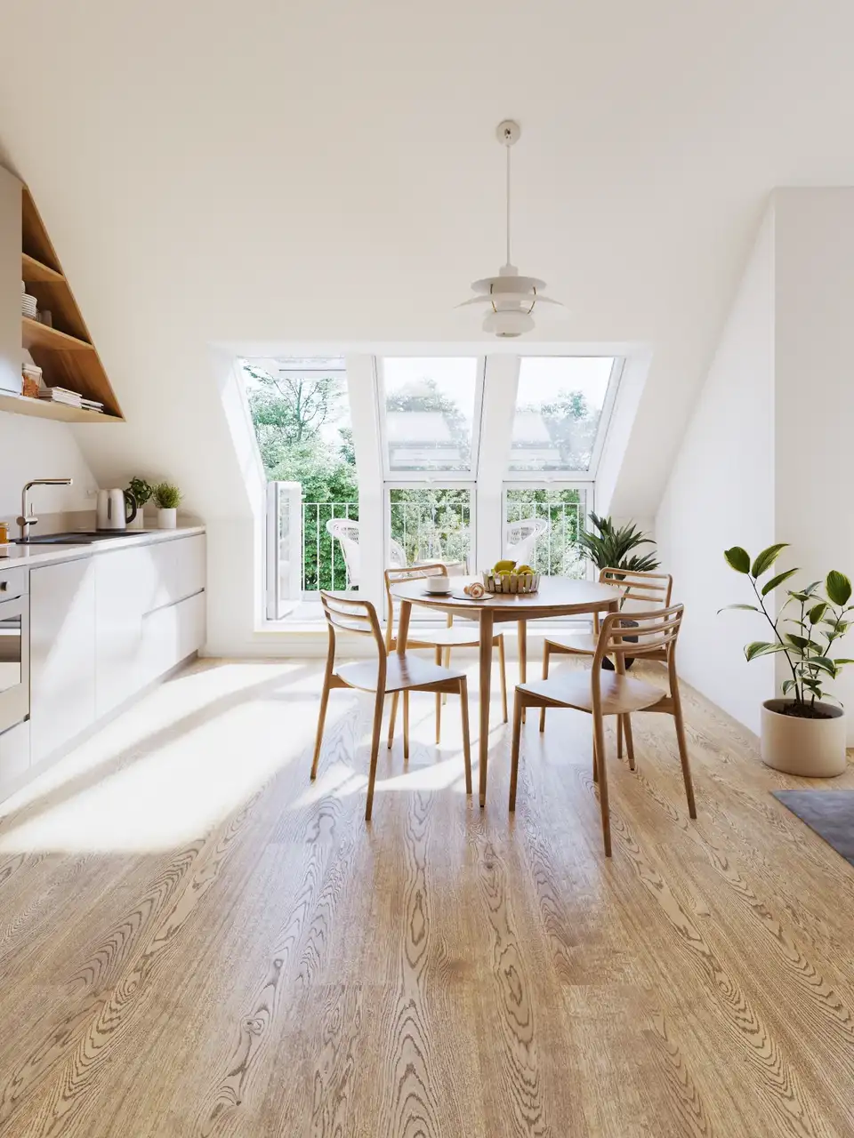 Cucina in mansarda sagomata per seguire il soffitto spiovente. 