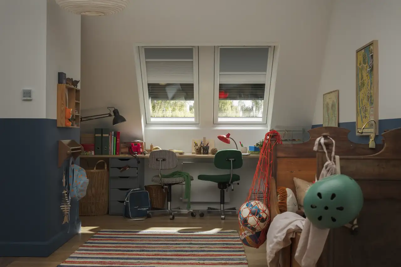 Gemütliches Kinderzimmer mit Dachfenstern und Aussenrollläden | VELUX Magazin